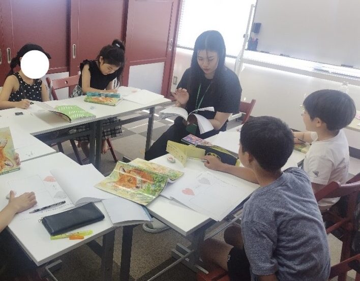 読む力を育てる実感国語の授業でお気に入りの本を読み合う子どもたち