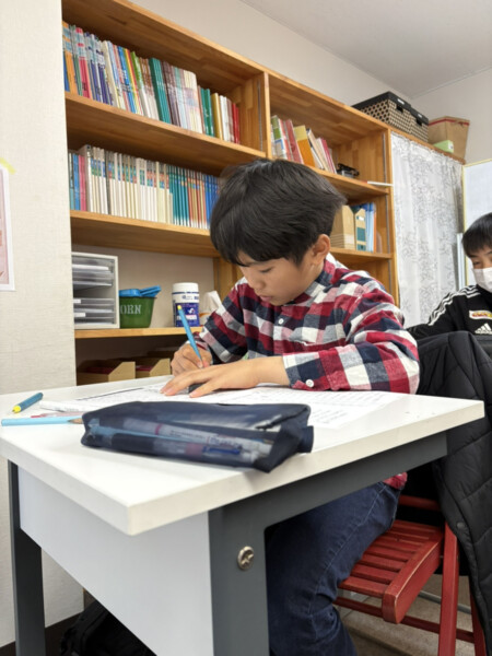 ノートをとりながら思考する子どもの様子