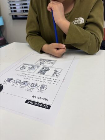 算数オリンピック講座で難問に取り組む様子