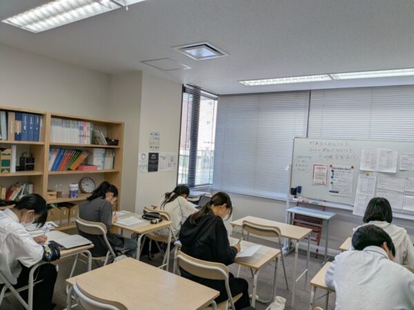 8時間学習会でテスト対策リストを活用する中等部生
