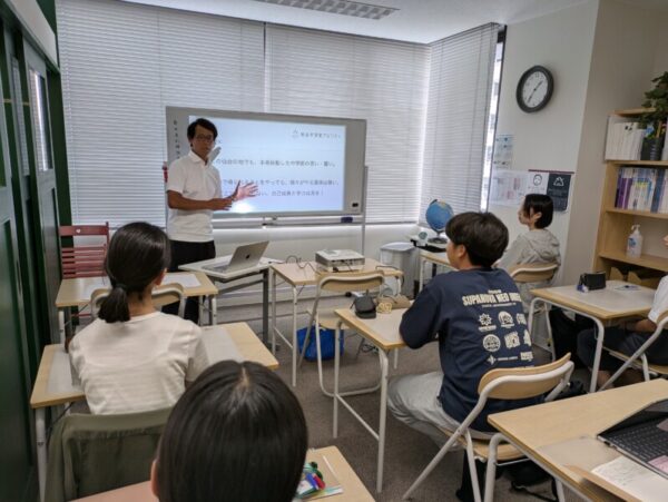 中3夏期学習会で必勝プランニングの説明を聞く受験生の様子