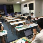 こんばんは。ただ今、夜の８時ですがまだ残って学び続ける中学生。我々もトコトンつきあうぞ！