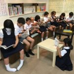 授業までの待ち時間、子どもたちは読書、自習で過ごします。