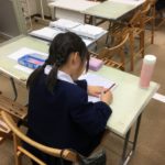 実感算数を待つ間、自習する小学1、2年生！！